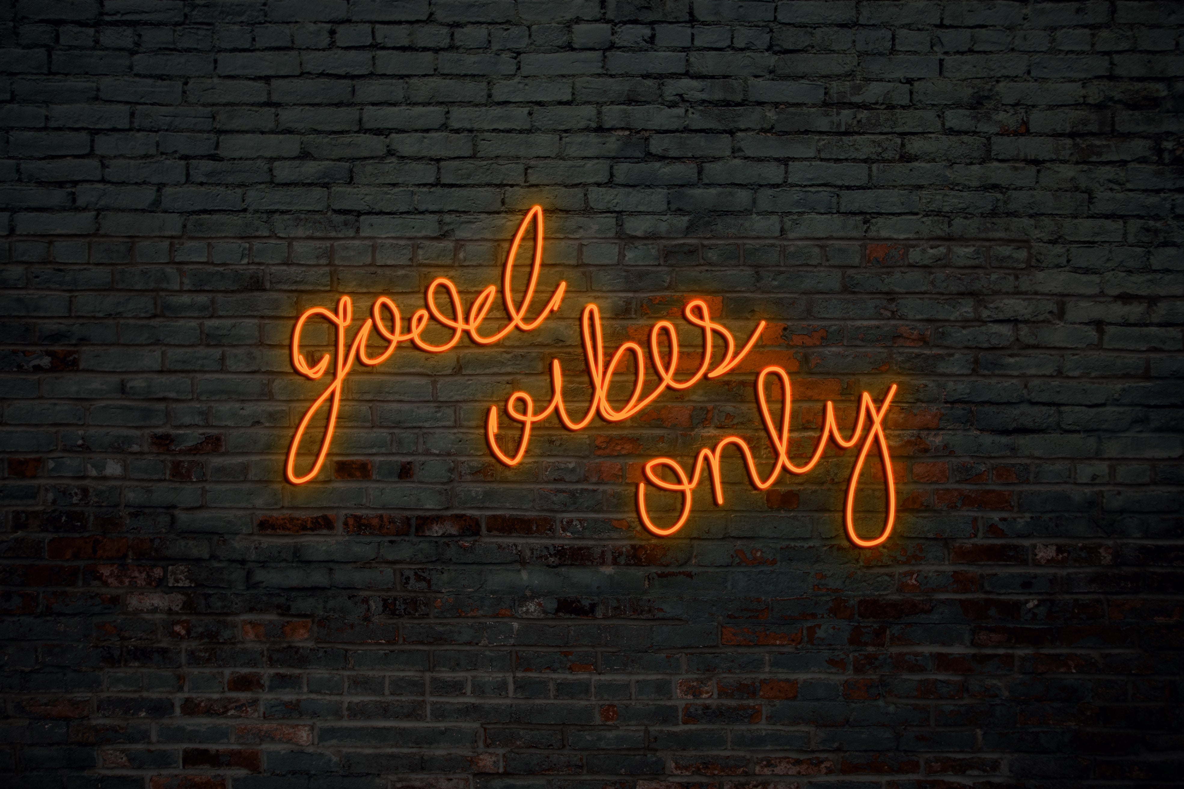 Best vibe. Неоновые буквы good Vibes only на белом фоне. Неоновый текст good Vibes only. Good Vibes only Blue Neon for background.