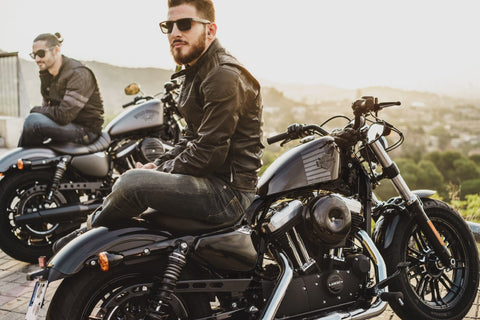 Las chamarras para bikers brindan seguridad en el camino. Foto: Harley Davidson para Unsplash.
