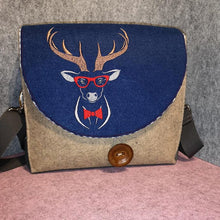 Laden Sie das Bild in den Galerie-Viewer, Martina&#39;s Stick Kunst - TASCHE MIT HIPPSTER HIRSCH
