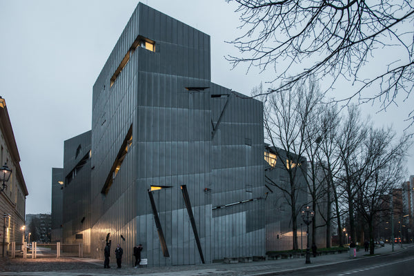 解構主義建築：破碎與不對稱的反傳統設計 - dans le gris