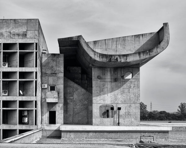 Brutalist Architecture: Origins, Characteristics, and Examples - dans le gris