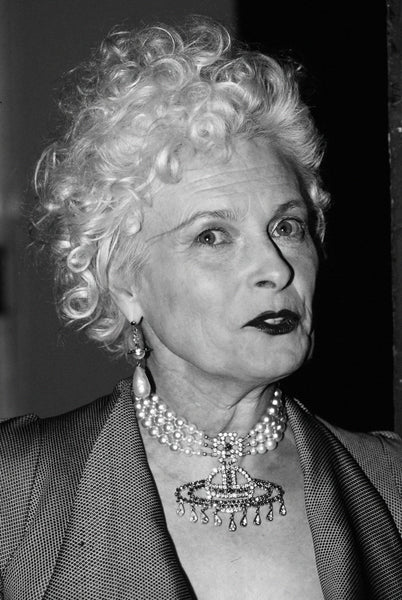 Dame Vivienne Westwood: A Pioneer of Punk Fashion - dans le gris