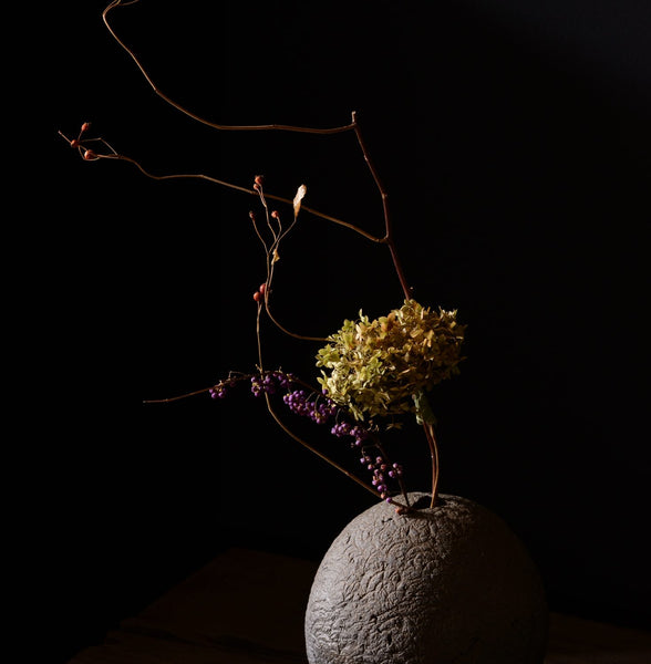 Ikebana Elegance: The Beauty of Japanese Flower Arranging Art - dans le gris