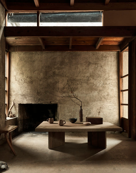 Minimalism vs. Wabi Sabi: Embracing Simplicity in Design and Life - dans le gris