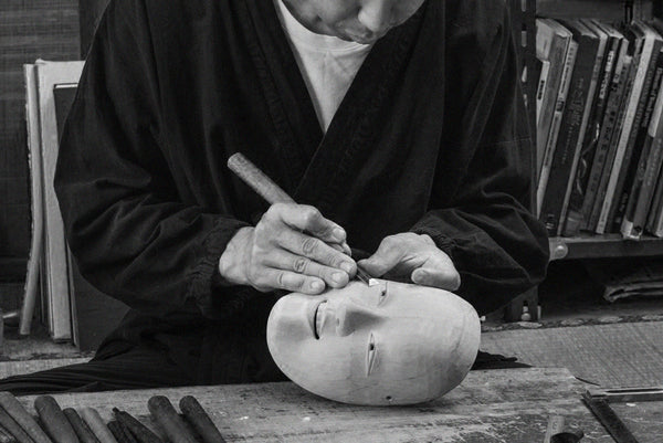 Noh Masks: The Hidden Stories of Japanese Theatre Masks- dans le gris