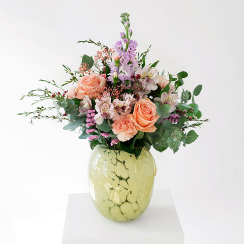 Verzaubern Sie Ihr Zuhause mit unserem eleganten Blumenstrauß in Rosétönen, perfekt für eine stilvolle und romantische Atmosphäre.