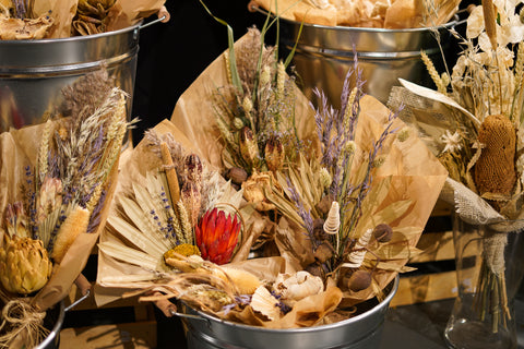 Trockenblumensträuße der neue Deko Trend, Sandra Krenn und Blumen Schottentor bei Willkommen Österreich binden Sträuße aus Trockenblumen