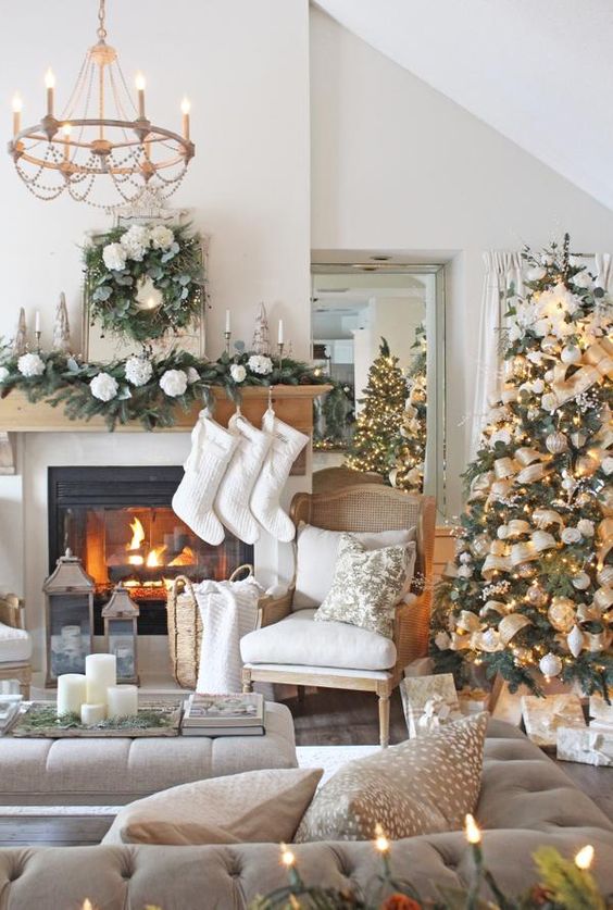 umade-聖誕節佈置Ideas-聖誕樹佈置-居家佈置-白色-金色-綠色-銀色-木頭色-聖誕裝飾必備白金色顏色，搭配木頭及綠色植物點綴，立馬擁有聖誕氣息的家。