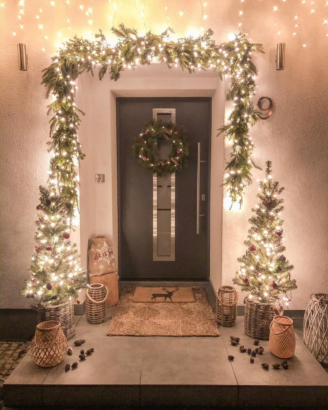 umade-聖誕節佈置Ideas-聖誕樹佈置-玄關佈置-門口佈置-白色-金色-綠色-銀色-木頭色-聖誕玄關/門裝飾聖誕花圈＋聖誕樹，再搭配必備燈光點綴，滿滿聖誕氛圍。