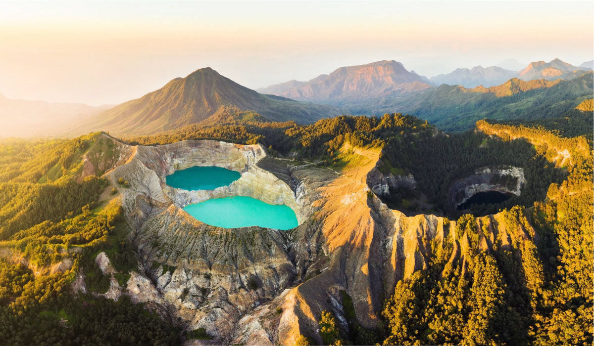 克里穆圖火山在印度尼西亞弗洛勒斯島中部Moni鎮，為印尼熱門景點之一