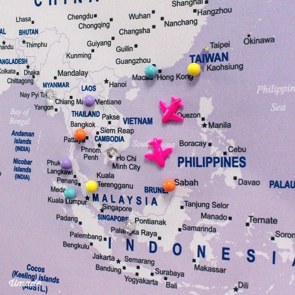 umade-umap-訂製世界地圖(實木框海報)-彩色水晶磁鐵地標扣-輕柔粉色-圓球磁鐵和可愛飛機