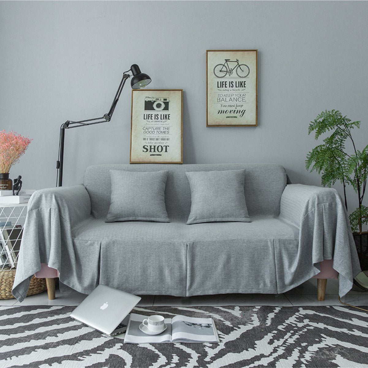 低調的灰色系沙發，居家生活色調