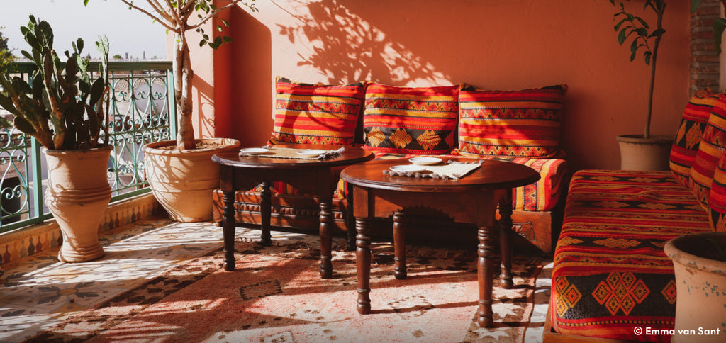 Mexikanischer Wohnflair für draussen: Outdoormöbel mit Terracotta, warmen Möbelfarben und Sonnenterrasse