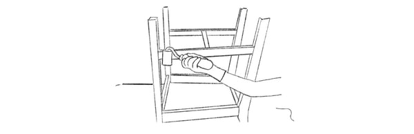 3. Du kannst jetzt kurz warten, bis die Farbe trocken ist, und gleich die Beine noch weitere Male streichen, oder du stellst den Stuhl auf den Boden und streichst als nächstes den oberen Teil des Stuhls.  4. Um nach dem ersten Anstrich an alle Stellen mühelos heran zu kommen, kannst du den Stuhl auch richtig herum auf den Tisch stellen.  5. Wir empfehlen dir, die Sitzfläche zum Schluss zu bearbeiten, wenn sie andersfarbig als der Rest des Stuhls gestrichen werden soll. Ansonsten kannst du sie auch parallel zum Stuhl streichen. Dazu lege sie an den Rand des Tisches, um die Kanten gut rollen zu können. Wenn du dir nochmal anschauen möchtest, wie du Kanten mit Rollen ganz einfach ohne Abkleben streichen kannst, empfehlen wir dir dieses Instagram-Video. 