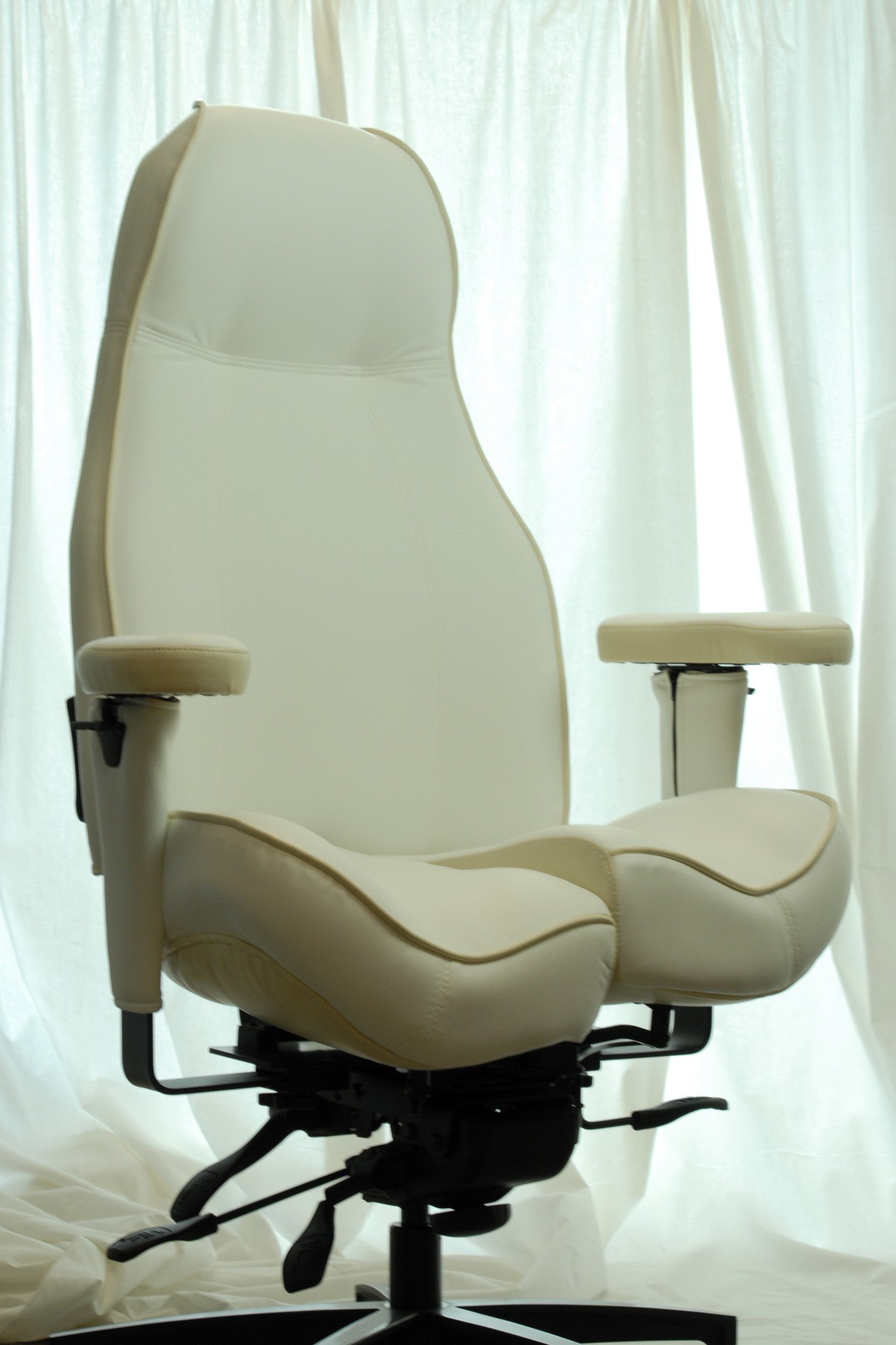 https://cdn.shopify.com/s/files/1/0371/2201/products/2390_UltraLeather_UL_White_UL_White_Contrast_Piping_Deep_Contour_Seat_Core-Flex_MAP_2620.jpg?v=1458711321