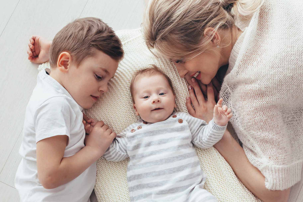 Wenn dein Kind ein Geschwisterchen bekommt, ist es wichtig, es liebevoll auf das Baby vorzubereiten.