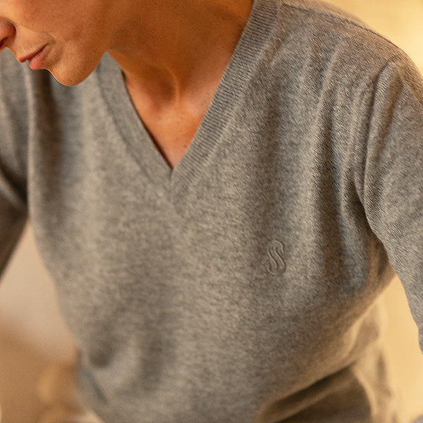 grey-cashmere-sweater-woman