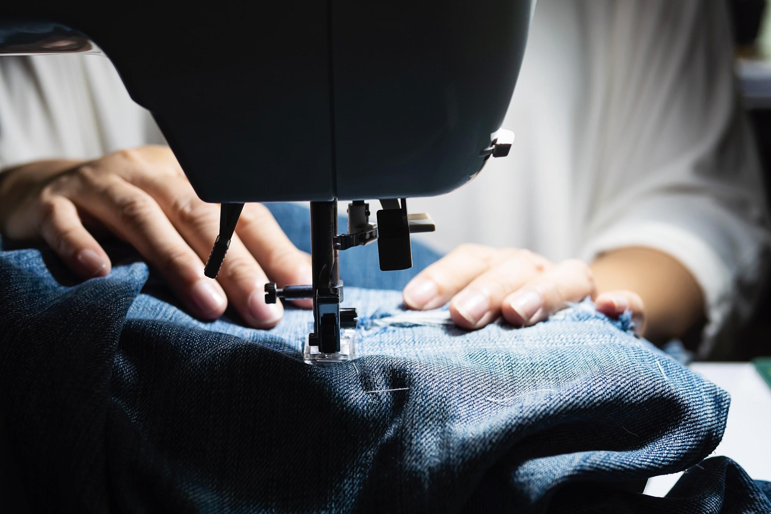 Cómo arreglar jeans rasgados con hilo o hilos Gütermann 