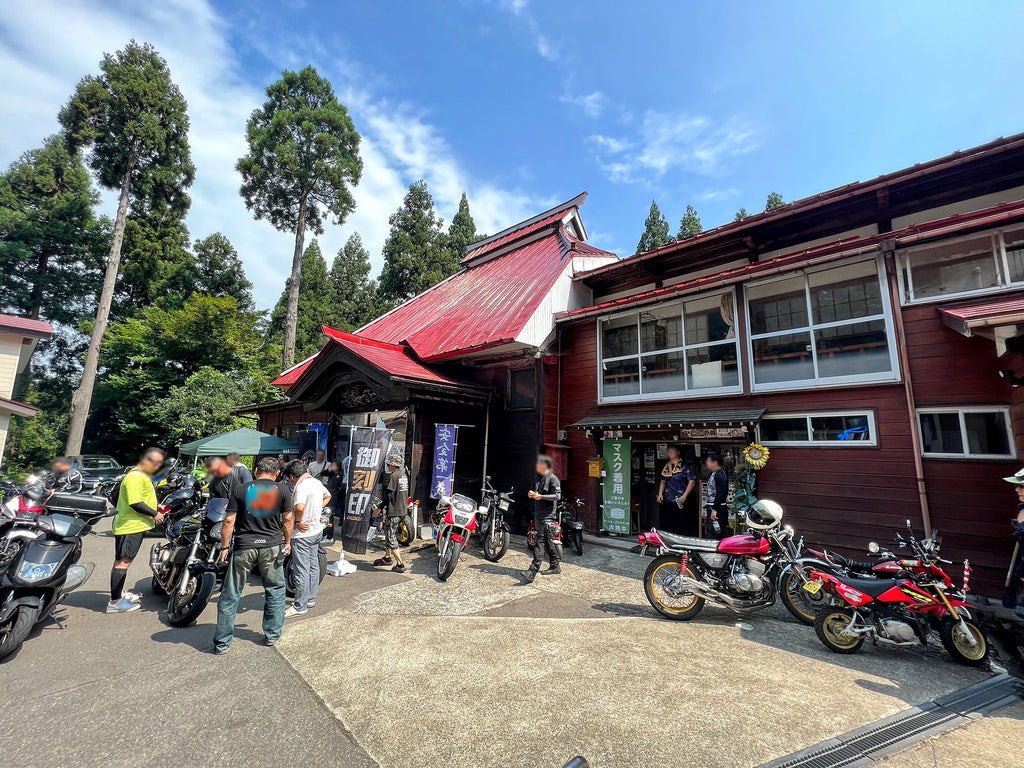 風巻神社に集まるバイクとライダーの方々