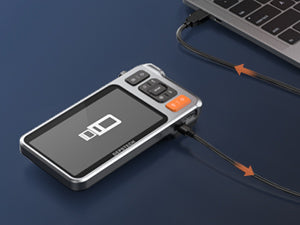 Eine eingebaute 32-GB-Micro-SD-Karte erweitert den Speicher erheblich. Mit dem mitgelieferten USB-Kabel ist die Übertragung gespeicherter Bilder und Videos auf den Computer ganz einfach.