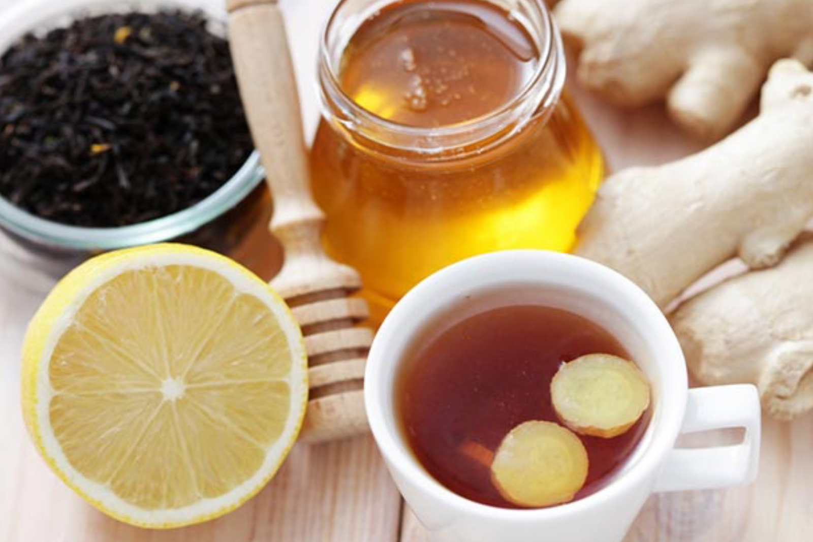 Чай с медом при температуре можно ли. Имбирный чай. Чай с лимоном. Чай с лимоном и имбирем и медом. Лимон с имбирем.