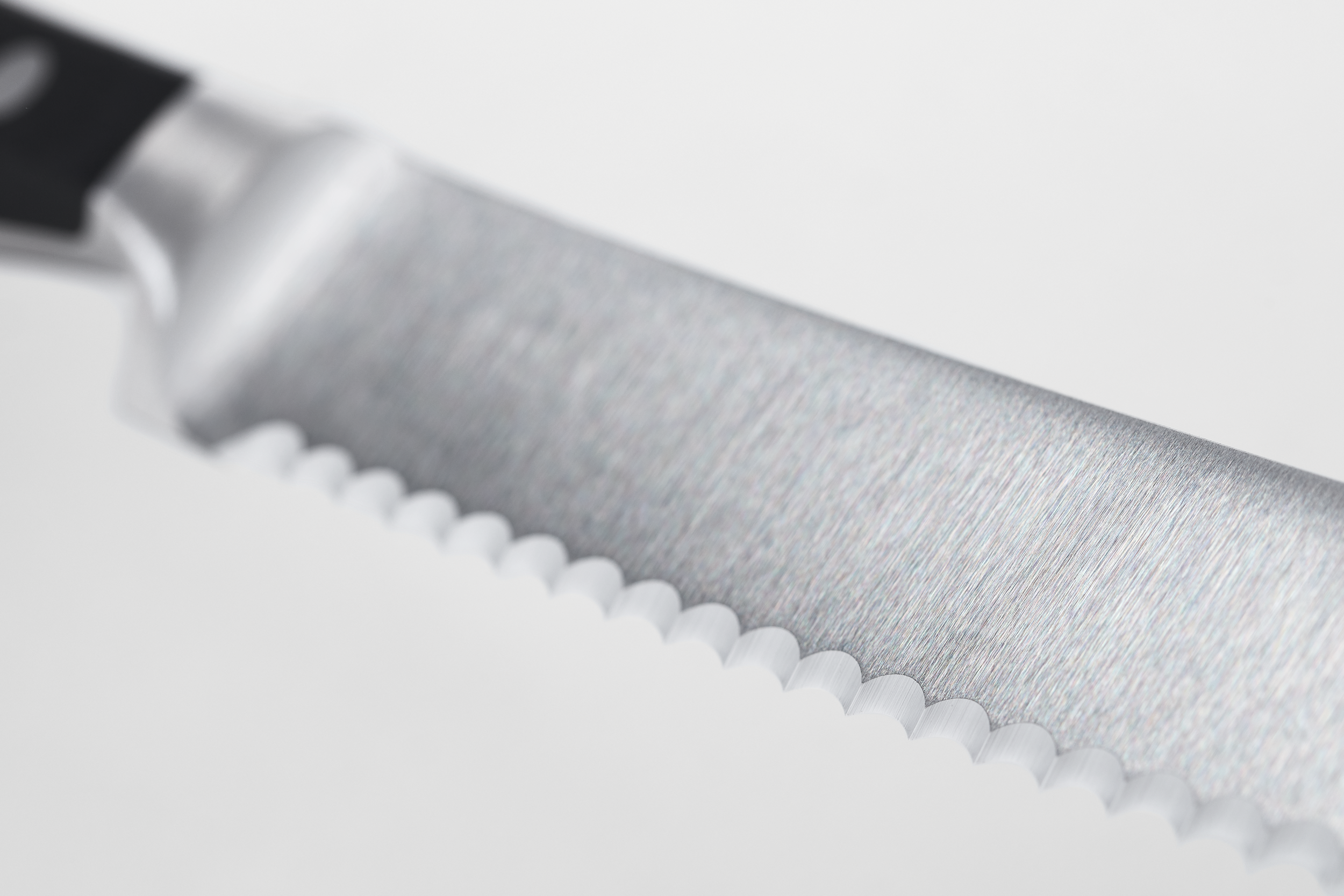 WÜSTHOF Classic 3 1/2 Fully-Serrated Paring Knife