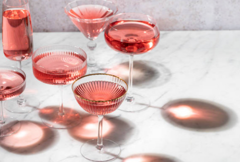 cocktails roses avec de jolis reflets au travers des verres