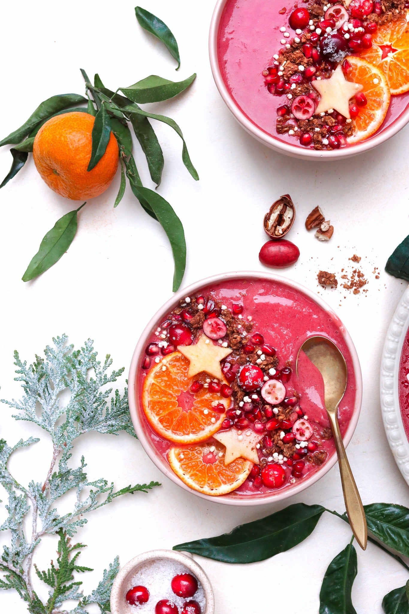 cranberry holiday smoothie bowl
