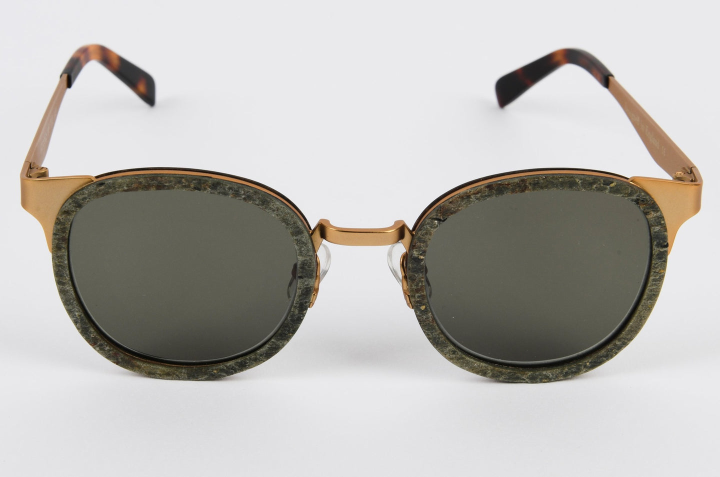 Fashion sunglasses with gold corners and wooden front 
