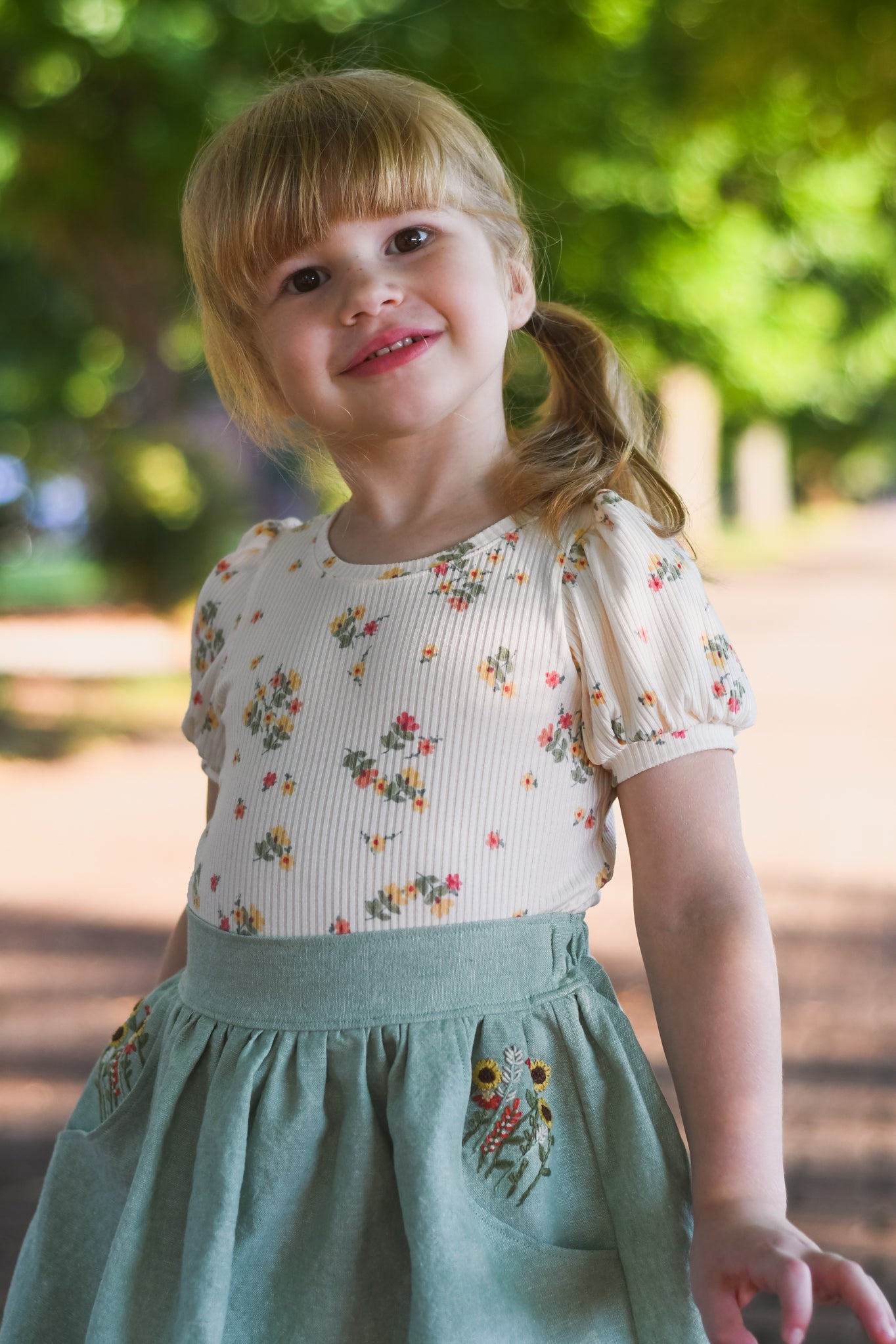 Apple Berry Skirt with Embroidered Daisy Pockets! – Peony Patterns