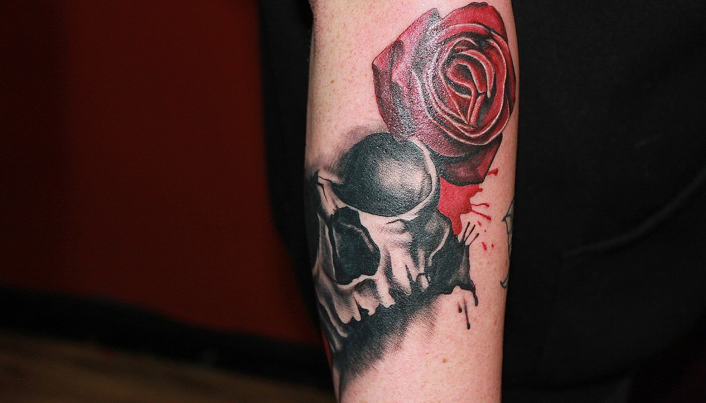 Dödskalle Tatuering Röd Ros På Arm