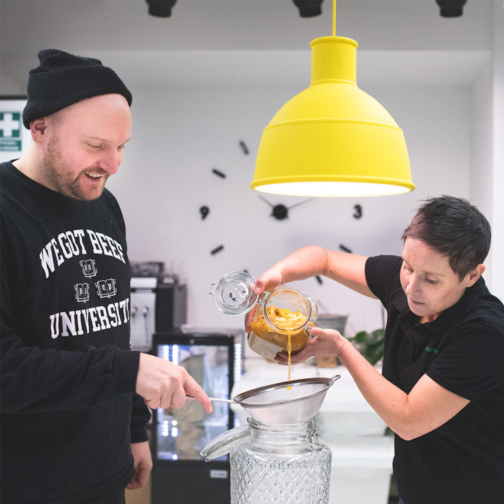 Tässä siivilöidään fire cider -juomaa. Lämmin tehotujaus parantaa ruuansulatusta ja maustaa niin ruuat kuin cocktailit!"