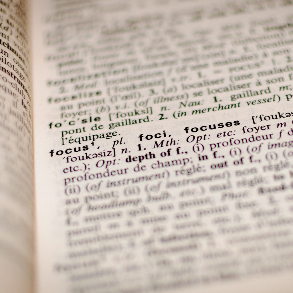 Sanakirja, jossa focus eli keskittyä sana on tarkennettu.