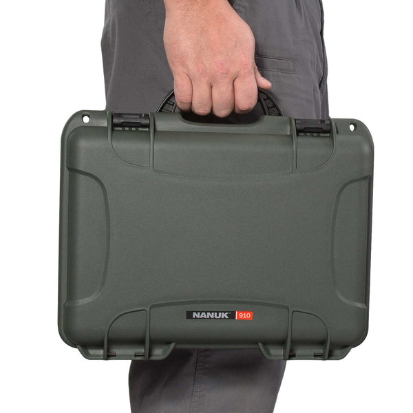 The NANUK 910 Classic 2 Up Pistol case comes with a soft grip and ergonomic handle to make it easy to transport. 