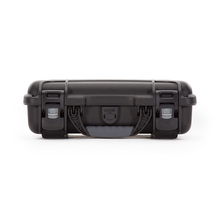 The NANUK 909 protective case comes with a soft grip and ergonomic handle to make it easy to transport.