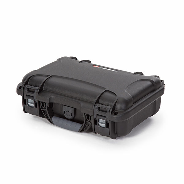 The NANUK 909 Classic Pistol protective case comes with a soft grip and ergonomic handle to make it easy to transport. It also features stainless steel hardware and integrated handle stay to keep the handle out of harm when traveling or during shipping.