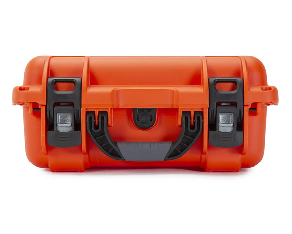 The NANUK 915 Kayak protective case comes with a soft grip and ergonomic handle to make it easy to transport. 