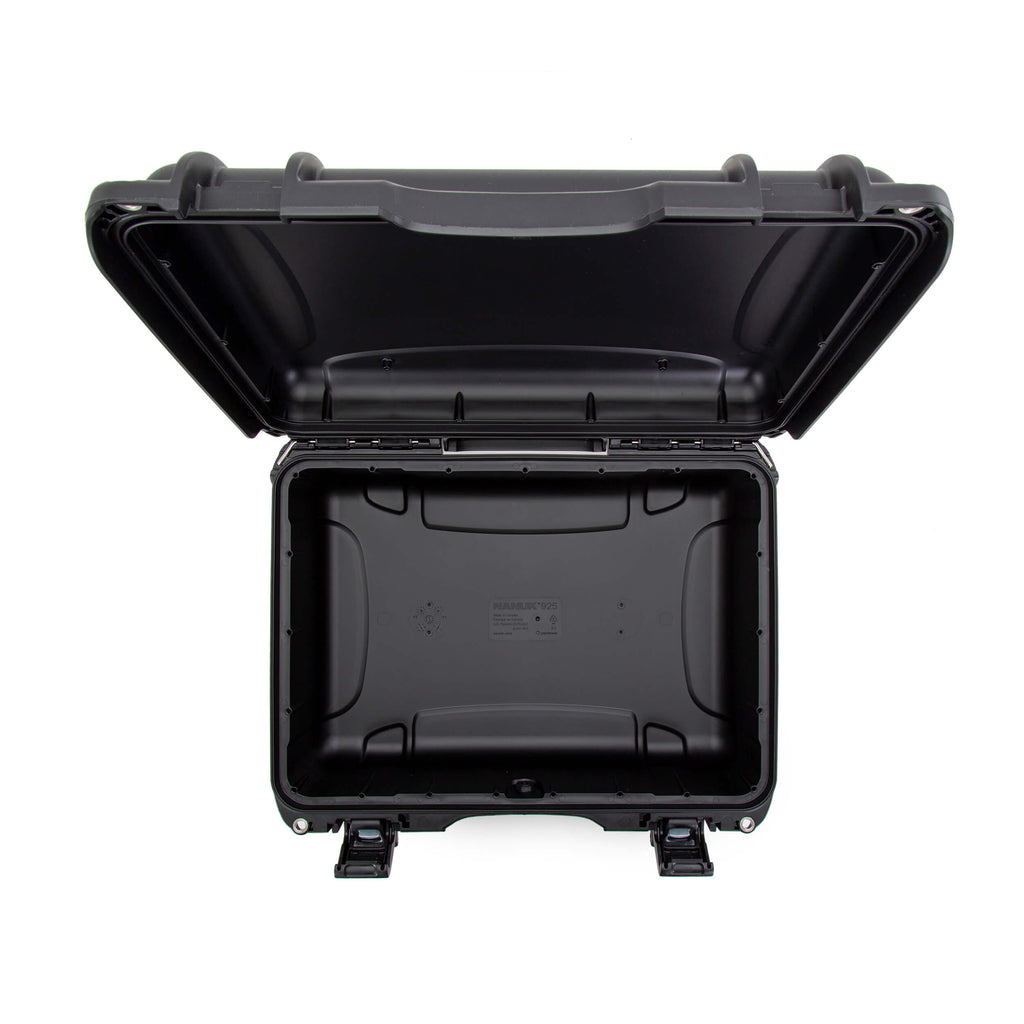 The NANUK 925 protective case comes with a soft grip and ergonomic handle to make it easy to transport.