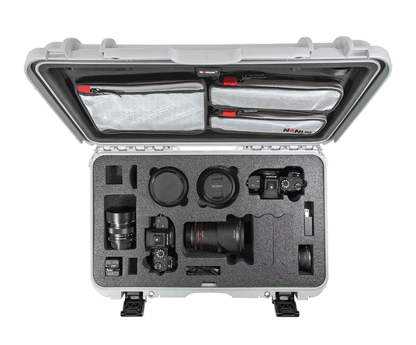 Met een lengte van 20,5 inch en een diepte van 11,3 inch is de NANUK 935 aangepaste valise voor Sony® A7R-camera's en accessoires ontworpen om gecompartimenteerde bescherming en organisatie te bieden voor je foto- en videoapparatuur.