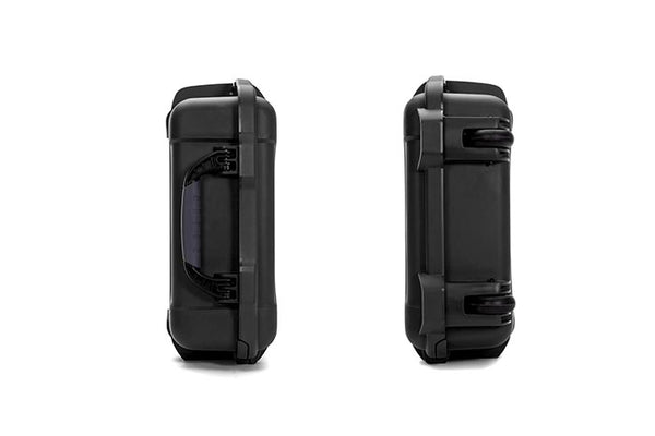 Der NANUK 985 verfügt über zwei gefederte Griffe und rollt leichtgängig auf seinen Polyurethan-Rädern, was ihn auch zur perfekten Schutzlösung für Foto- und Videoprofis macht, die dem NANUK 985 als Beleuchtungsset auf Reisen koffer oder als Stativhart koffer vertrauen.
