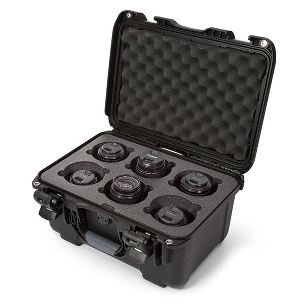 La valise à 6 lentilles NANUK 918 maintient les lentilles longues en sécurité et bien protégées contre les chocs, l'eau, la poussière et tout autre élément que votre équipement pourrait rencontrer lors du stockage ou pendant le transport.