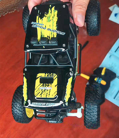 On and off-Road RC truck with 2 rechargeable batteries