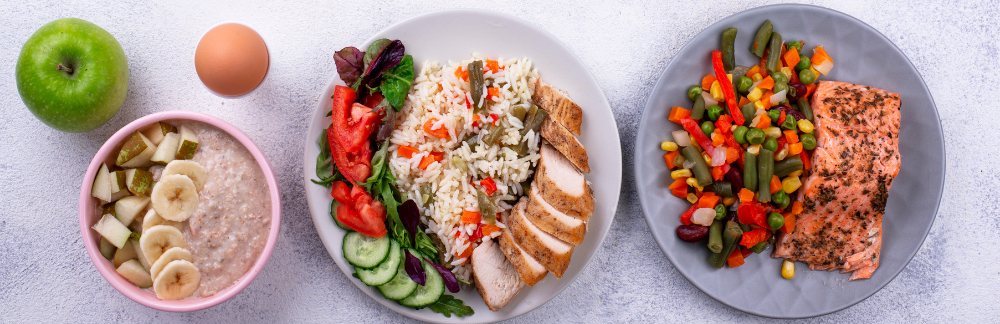 Assiettes saines pour le petit-déjeuner, le déjeuner et le dîner