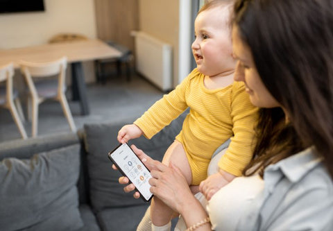Calmer son bébé avec un téléphone : bonne ou mauvaise pratique ?