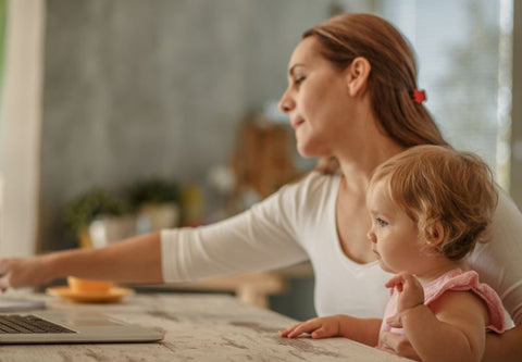 une maman et sa petite fille devant un écran