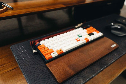 Clavier mécanique blanc et orange avec touches customisées