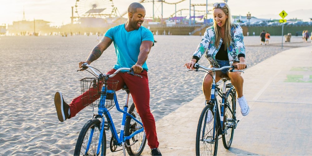 un couple s'amusant à faire du vélo