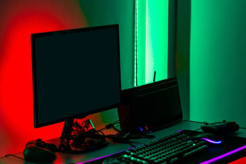 PC portable gaming avec un écran supplémentaire sur fond RGD rouge et vert