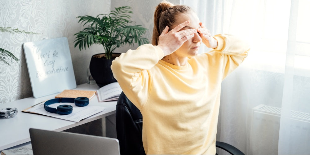 Femme indépendante fatiguée massant les yeux sentant la fatigue des maux de tête soulageant la douleur