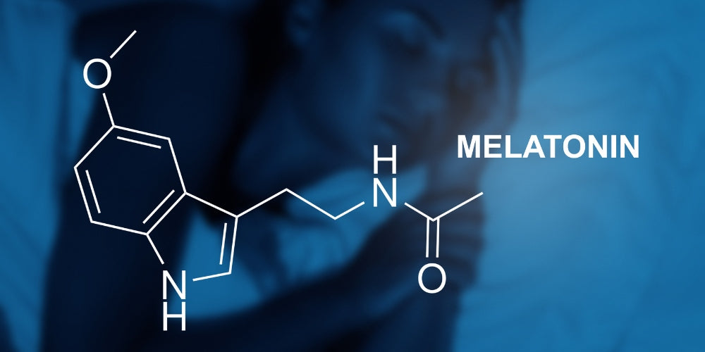 Formule de mélatonine et une femme endormie pendant la nuit